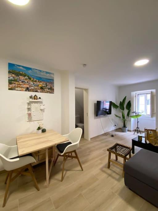 Artistic Digital Getaway - Patio & Great Location! Appartement