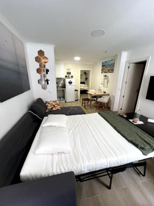 Apartment Artistic Digital Getaway - Patio & Great Location! Lisbon