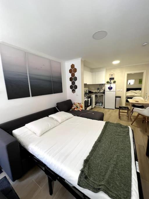 Artistic Digital Getaway - Patio & Great Location! Appartement