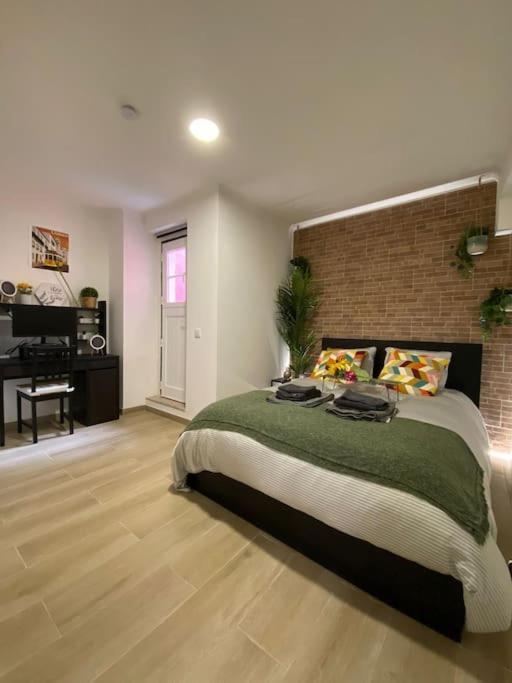 Artistic Digital Getaway - Patio & Great Location! Appartement Lissabon