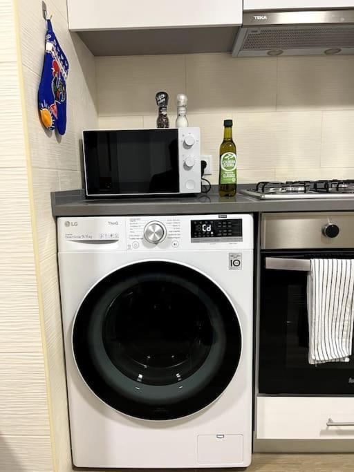 Apartment Artistic Digital Getaway - Patio & Great Location! *